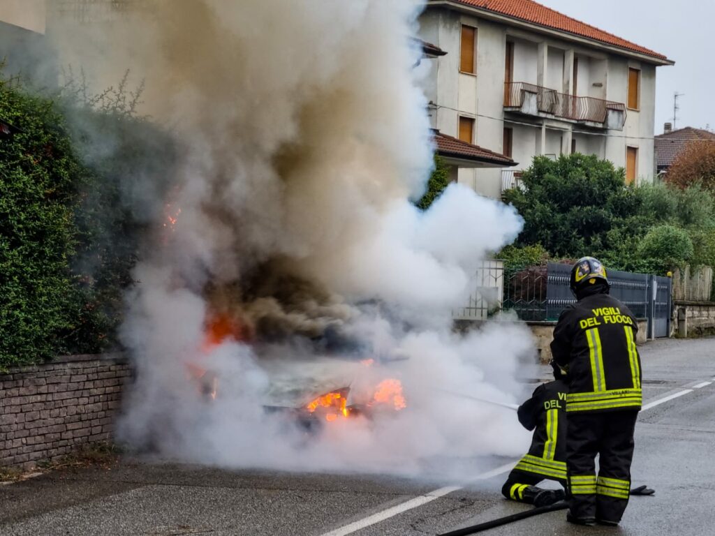 Albiate incendio auto