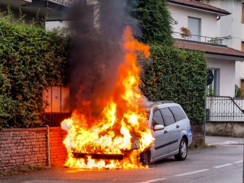 Albiate incendio auto