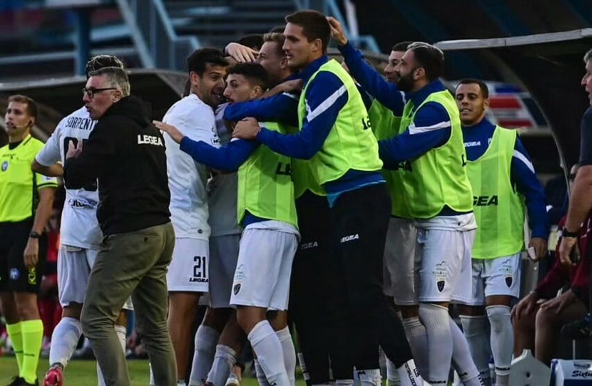 Renate Calcio Calciatori con il ds Magoni in festa per la vittoria a Lumezzane