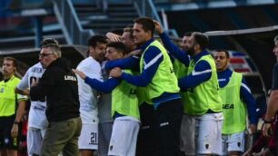 Renate Calcio Calciatori con il ds Magoni in festa per la vittoria a Lumezzane