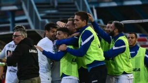 Renate Calcio Calciatori con il ds Magoni in festa per la vittoria a Lumezzane