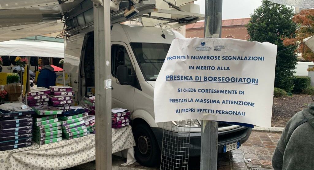 I cartelli al mercato di Monza per mettere in guardia dai borseggi