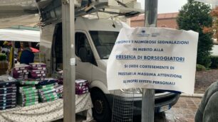 I cartelli al mercato di Monza per mettere in guardia dai borseggi