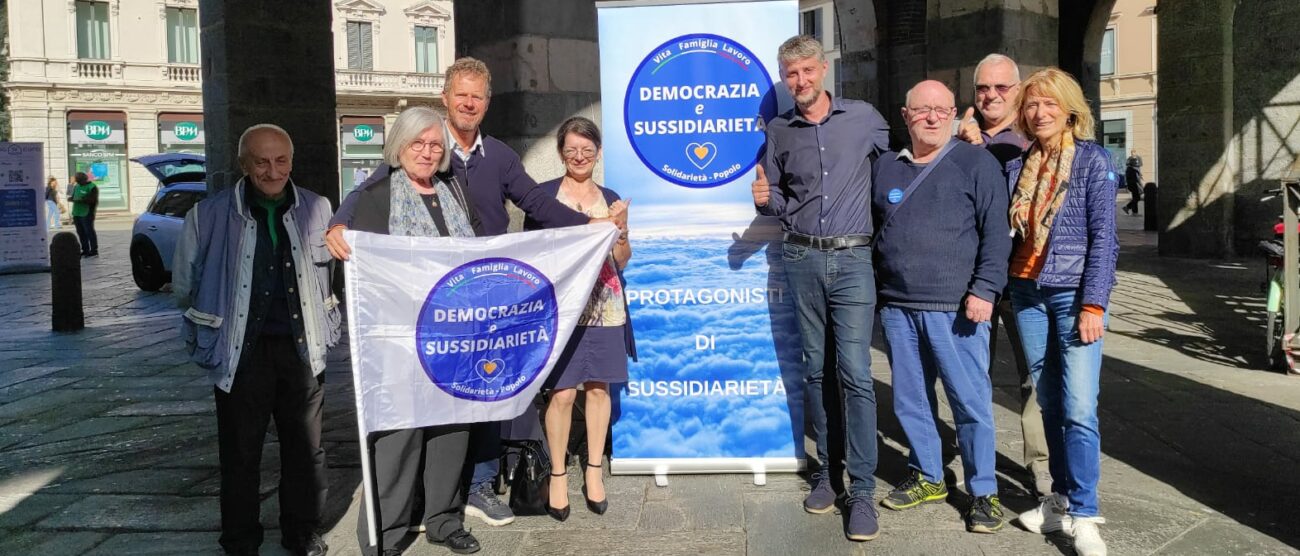 Nella foto: Andrea Brenna, quarto da destra, con alcuni esponenti di Democrazia e Sussidiarietà