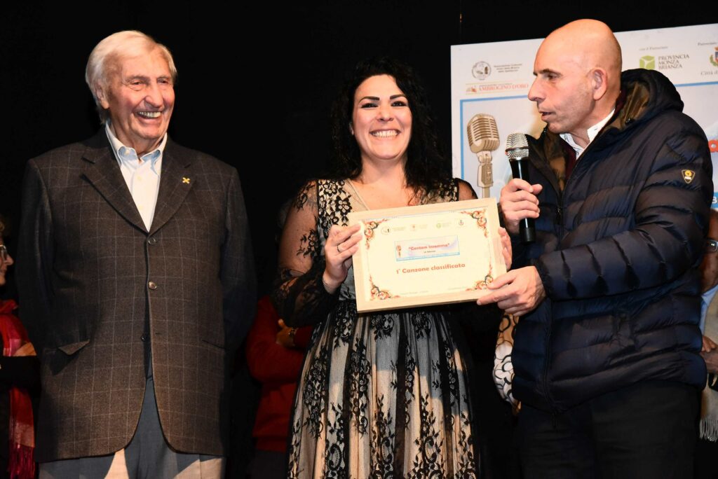 1 canzone classificata Morena Cacciatore premiata da Cons. Isidoro Bianchi e Oscar Bonafè