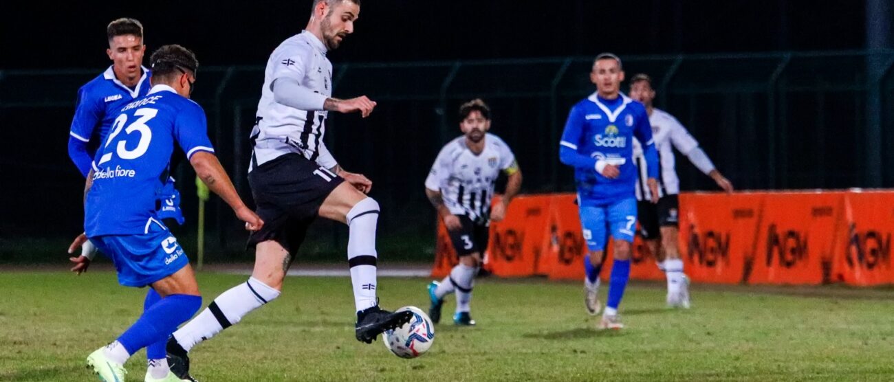 Calcio Eccellenza Una fase del match Meda (maglia bianconera) - Pavia