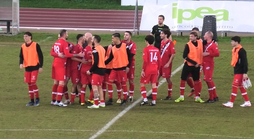 Calcio Eccellenza i calciatori del Meda festeggiano la prima vittoria 2023