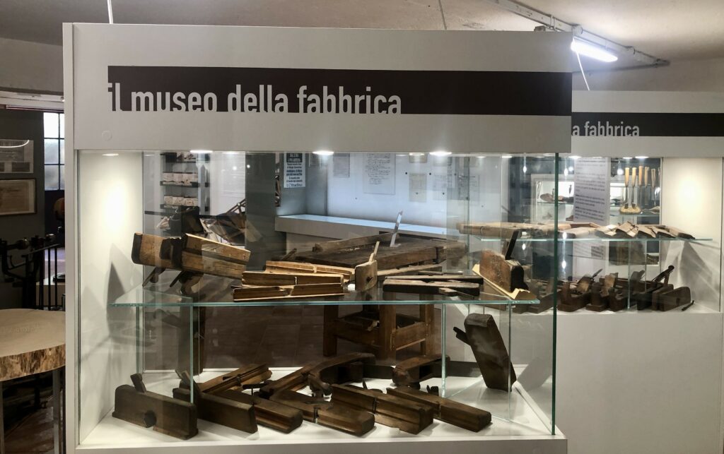 Besana in Brianza Oggioni Museo della Fabbrica Visita consigliere Corbetta qui il titolare e sullo sfondo la moglie del titolare