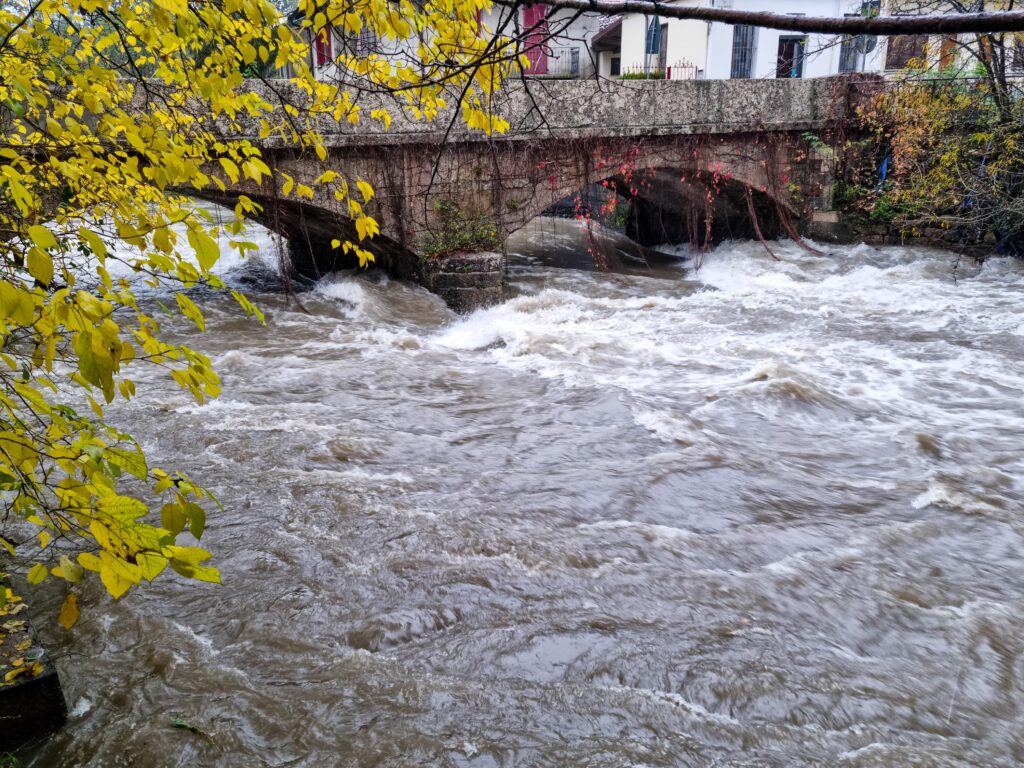 Il Lambro ad Agliate giovedì 3 novembre, un punto dove spesso ha rotto gli argini