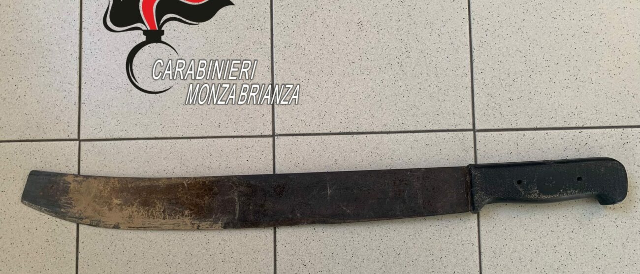 Roncello scappa carabinieri machete