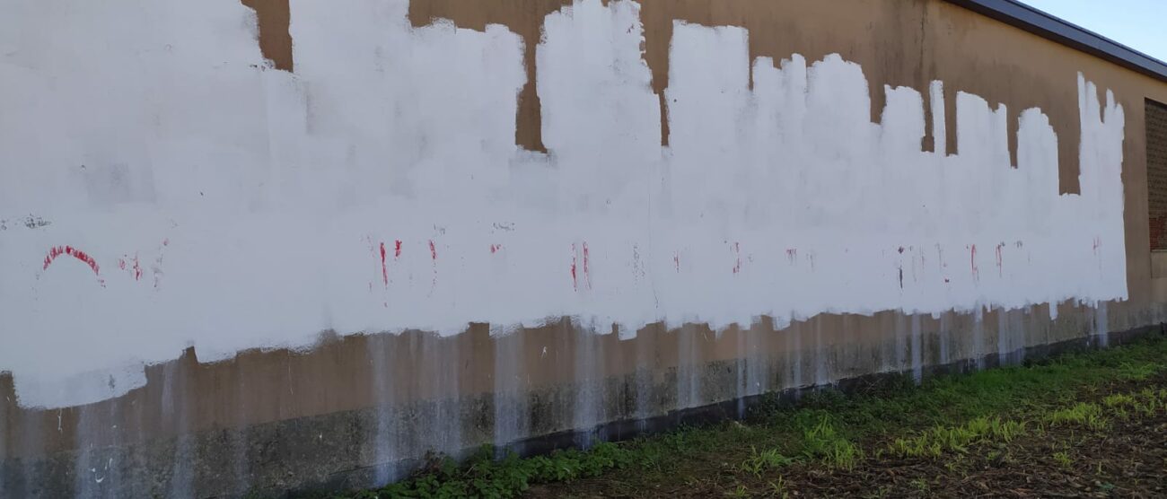 scritte no vax cancellate al cimitero di Busnago