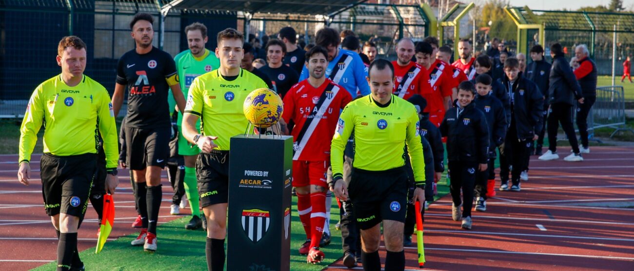 Calcio Eccellenza ingresso in campo calciatori Meda, a destra, e Accademia Pavese