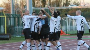 Calcio Eccellenza l'esultanza dei calciatori del Meda per la vittoria su Oltrepo' '2023
