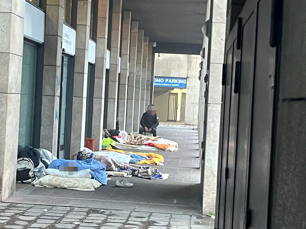 Monza piazza Cambiaghi giovedì mattina 14 dicembre