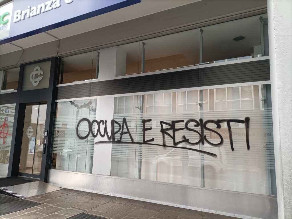 Monza banche imbrattate corteo Foa