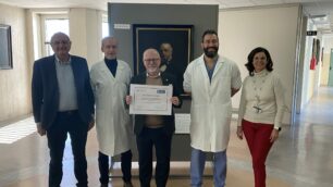 Ospedale San Gerardo Monza: da sinistra Silvano Casazza (direttore generale), Fabio Landoni (direttore dell’Unità operativa complessa di Ginecologia Chirurgica), Claudio Cogliati (presidente), Matteo Frigerio (coordinatore Pelvic Floor Unit) e Aida Andreassi (direttore sanitario)