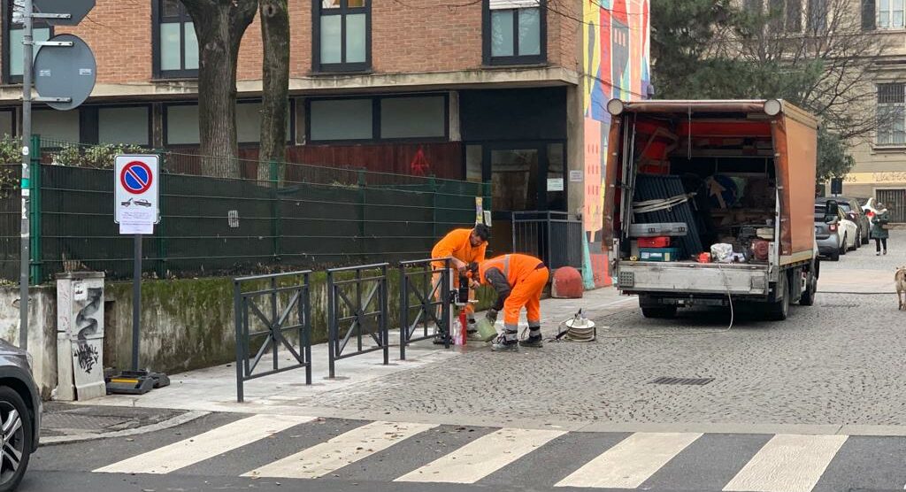 Monza Vicolo Scuole Carrobiolo posa barriere