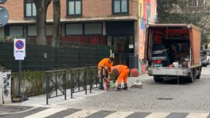 Monza Vicolo Scuole Carrobiolo posa barriere