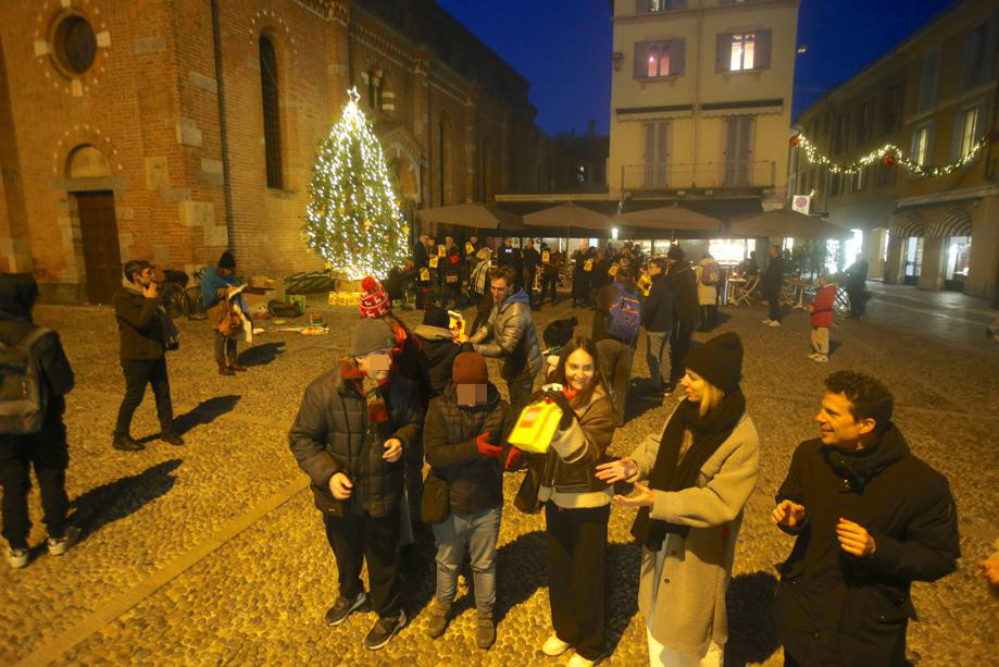 Monza Carlo Alberto District Albero della solidarietà e doni