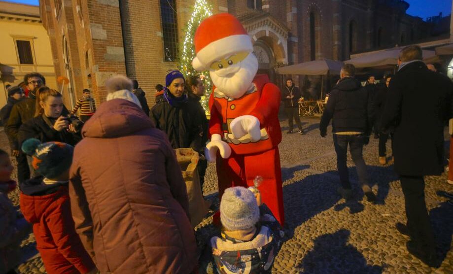 Monza Carlo Alberto District Albero della solidarietà e doni