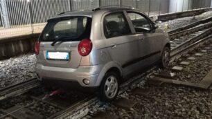 Meda auto sui binari della stazione