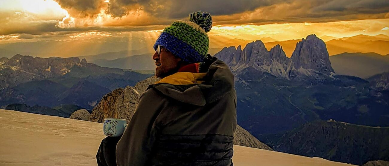 Carlo Budel e il panorama delle Dolomiti in una foto recente pubblicata sulla sua pagina Facebook