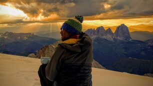 Carlo Budel e il panorama delle Dolomiti in una foto recente pubblicata sulla sua pagina Facebook