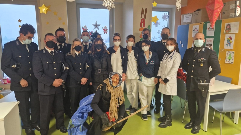 Monza Epifania: gli agenti della penitenziaria che hanno consegnato i regali ai reparti di pediatria di Monza, Desio e Vimercate