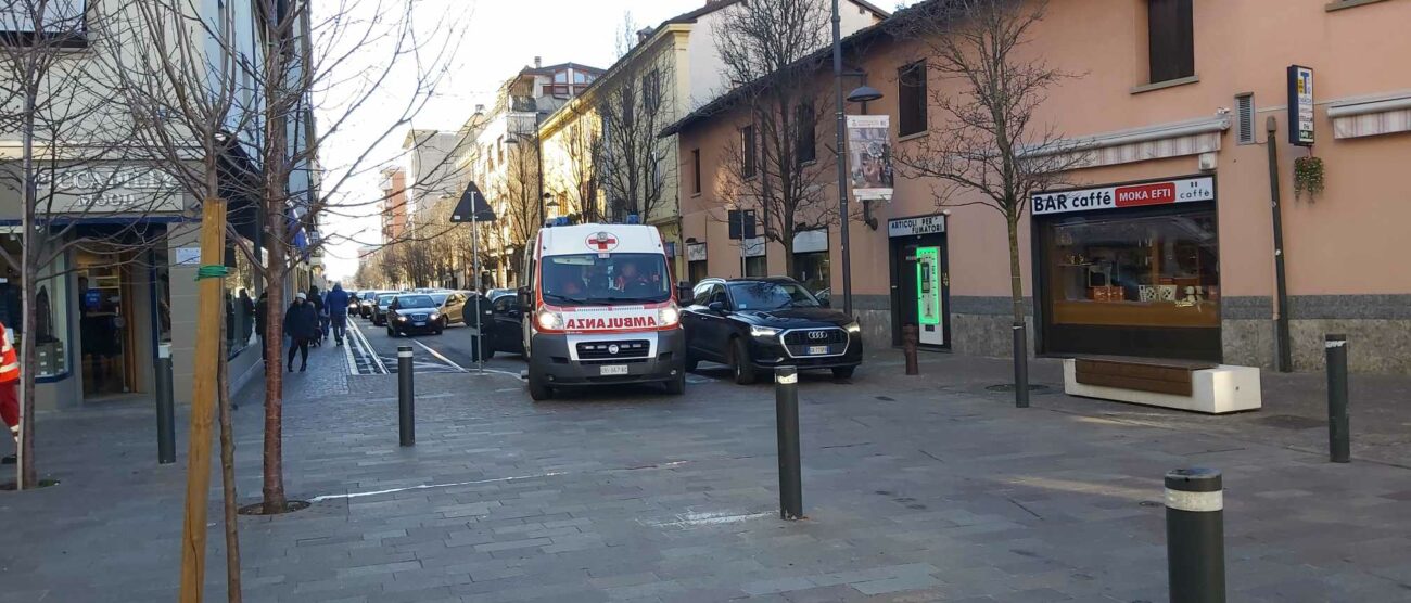 Desio ambulanza in via Borghetto