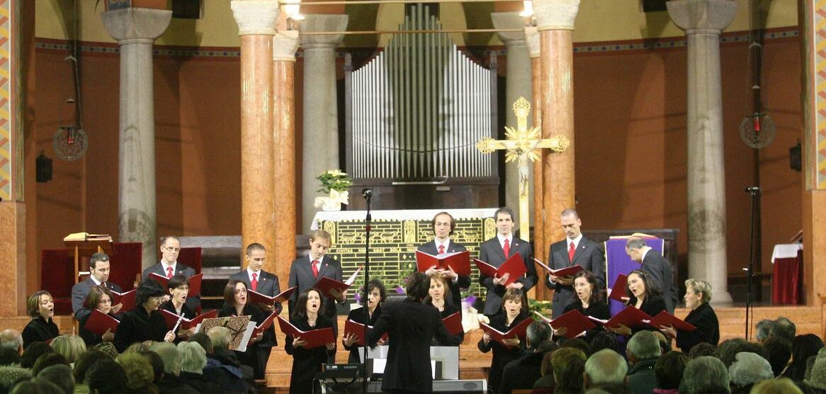 Una foto di repertorio del coro Anthem e dell'organo di Cederna