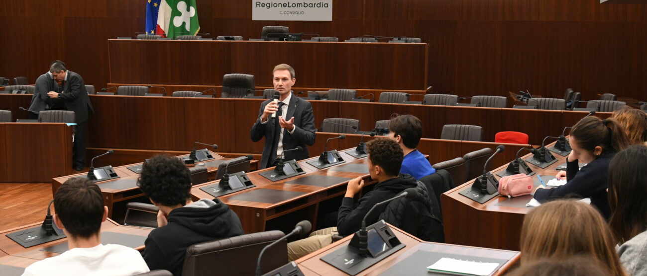 Regione Lombardia consiglio regionale visita scuole