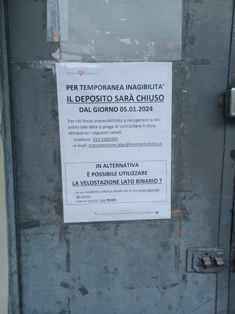 Monza il deposito bici di via Caduti del Lavoro nelle foto di un lettore inviate di recente al Cittadino per denunciare l'improvvisa chiusura