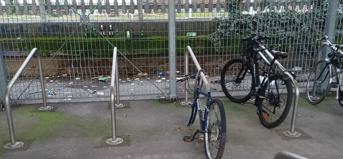 Monza il deposito bici di via Caduti del Lavoro nelle foto di un lettore inviate di recente al Cittadino per denunciare l'improvvisa chiusura