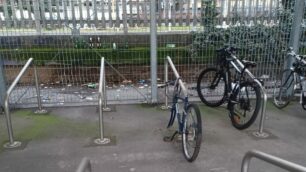 Monza il deposito bici di via Caduti del Lavoro nelle foto di un lettore inviate di recente al Cittadino per denunciare l'improvvisa chiusura