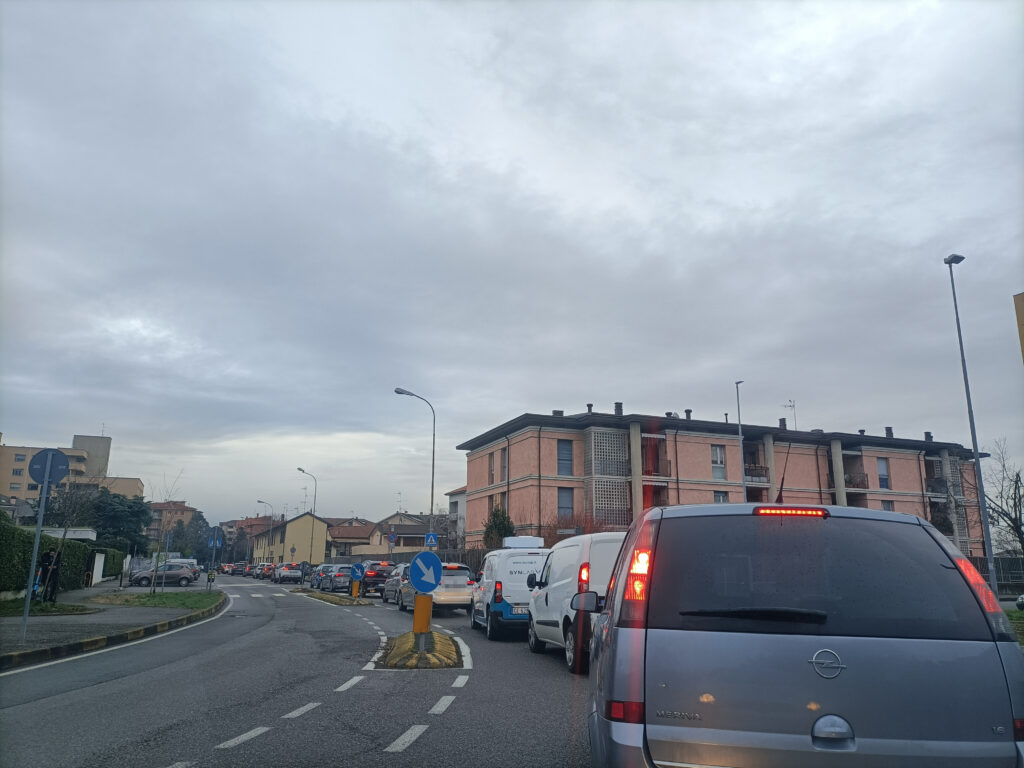 Monza traffico via Silva (davanti al centro civico) verso via Guerrazzi
