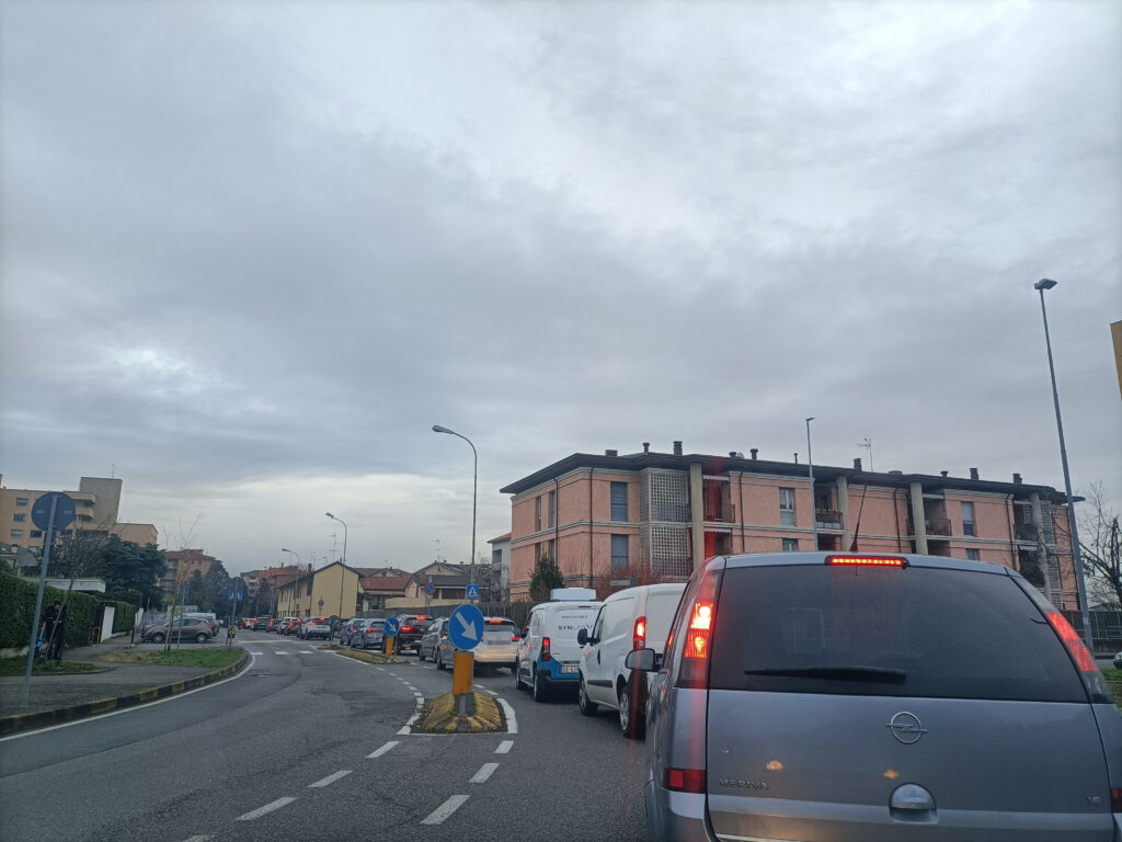 Monza traffico via Silva (davanti al centro civico) verso via Guerrazzi