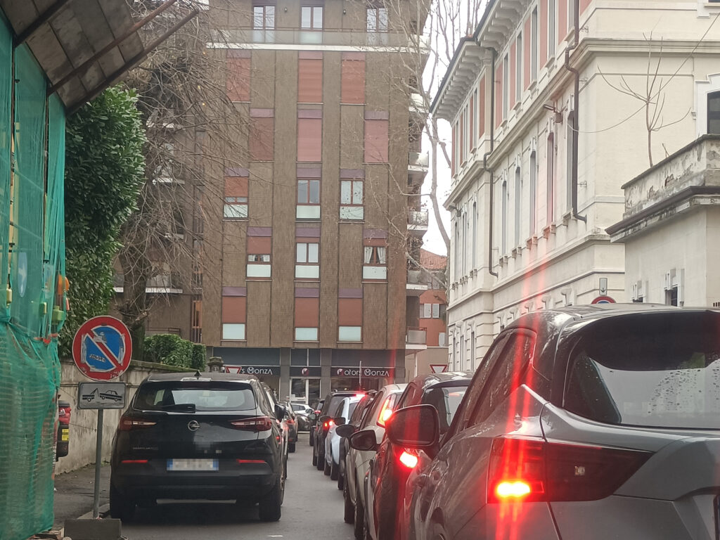 Monza traffico via Galvani in direzione di corso Milano