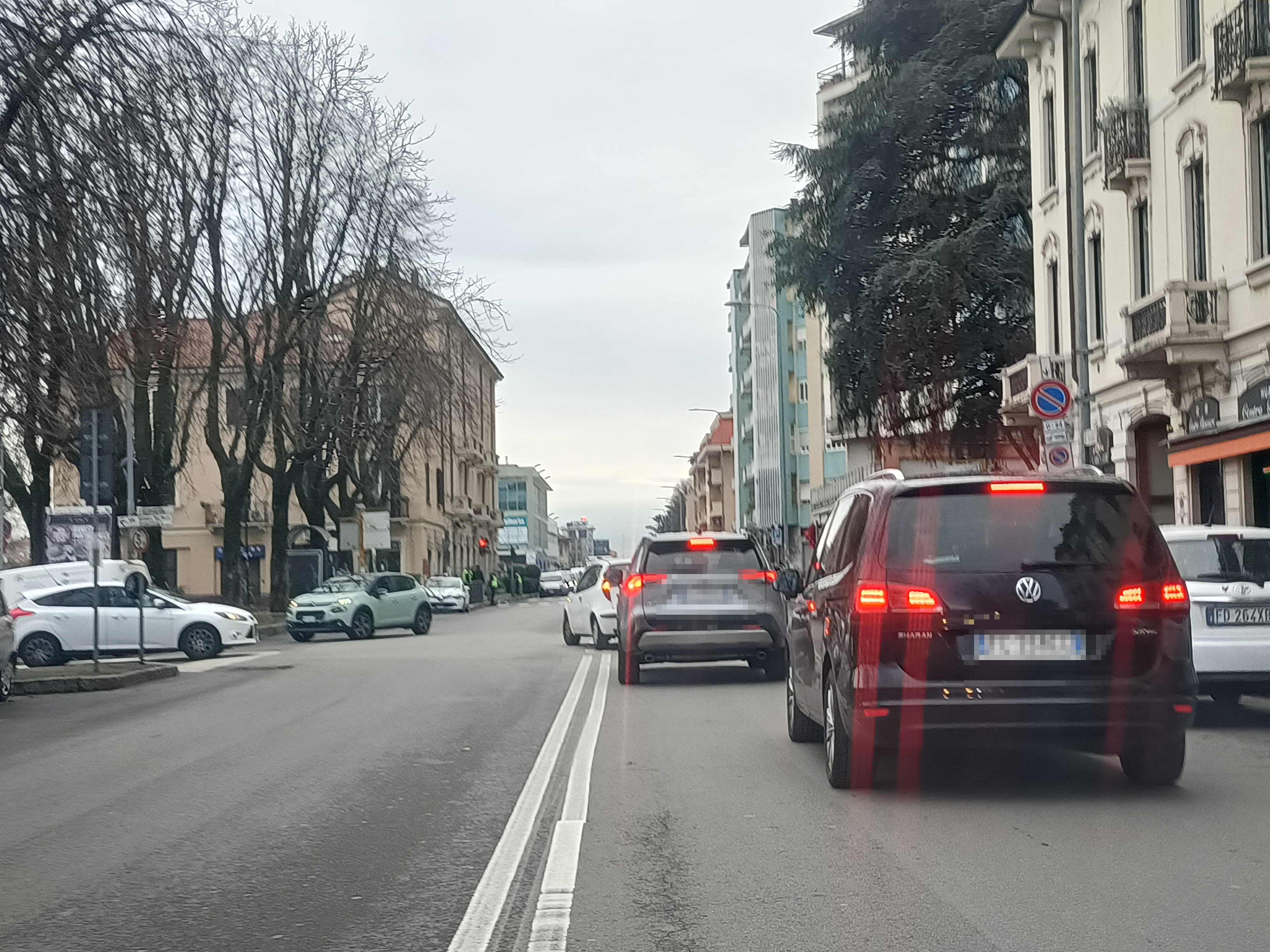 Monza traffico via via Borgazzi all'incrocio con il sottopasso verso San Rocco