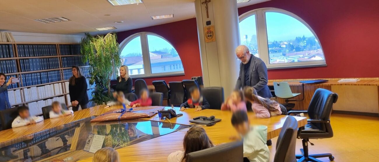 Limbiate Giornata Internazionale dell'Educazione Scuola dell'infanzia in Comune col sindaco Romeo