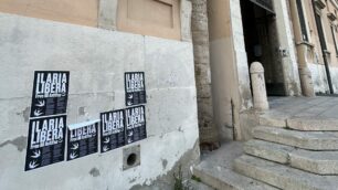 Monza i manifesti per Ilaria Salis fuori dal liceo Zucchi
