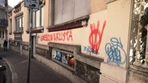 Monza imbrattata sede Pd via Arosio