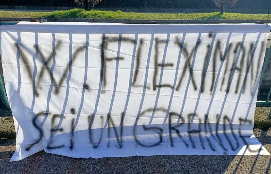 Brugherio striscione per Fleximan (rimosso dalla polizia locale)