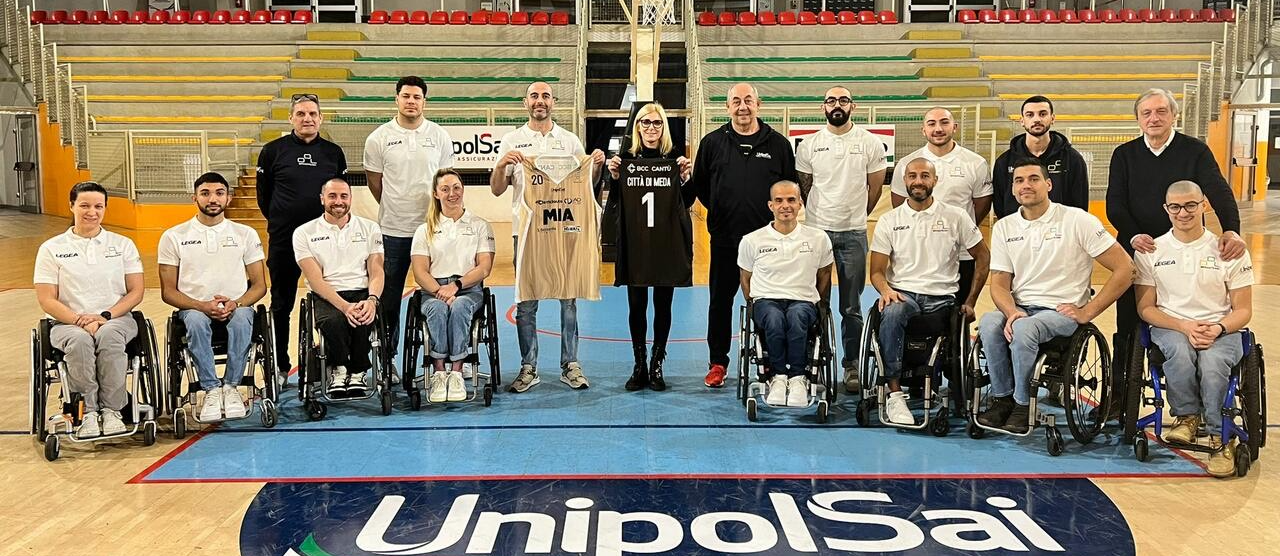 Meda consegna maglia della Champions cup 2024