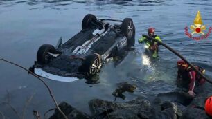 L'auto finita nel lago a Colico