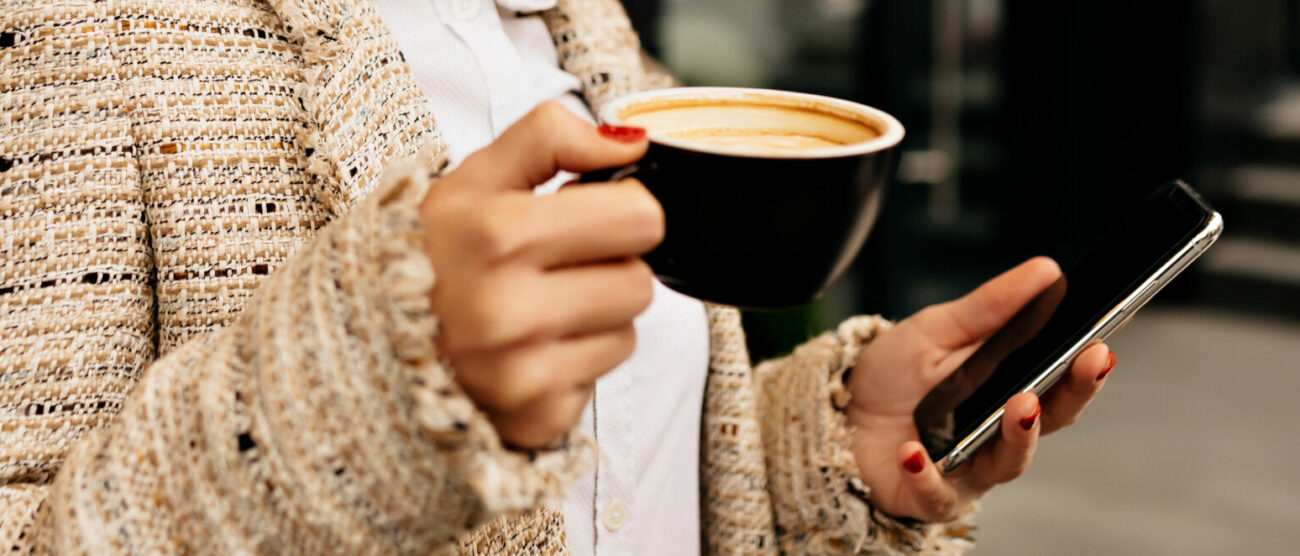 La donna incontrava gli uomini e offriva un caffè - foto ansiia su Freepick.com