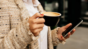 La donna incontrava gli uomini e offriva un caffè - foto ansiia su Freepick.com