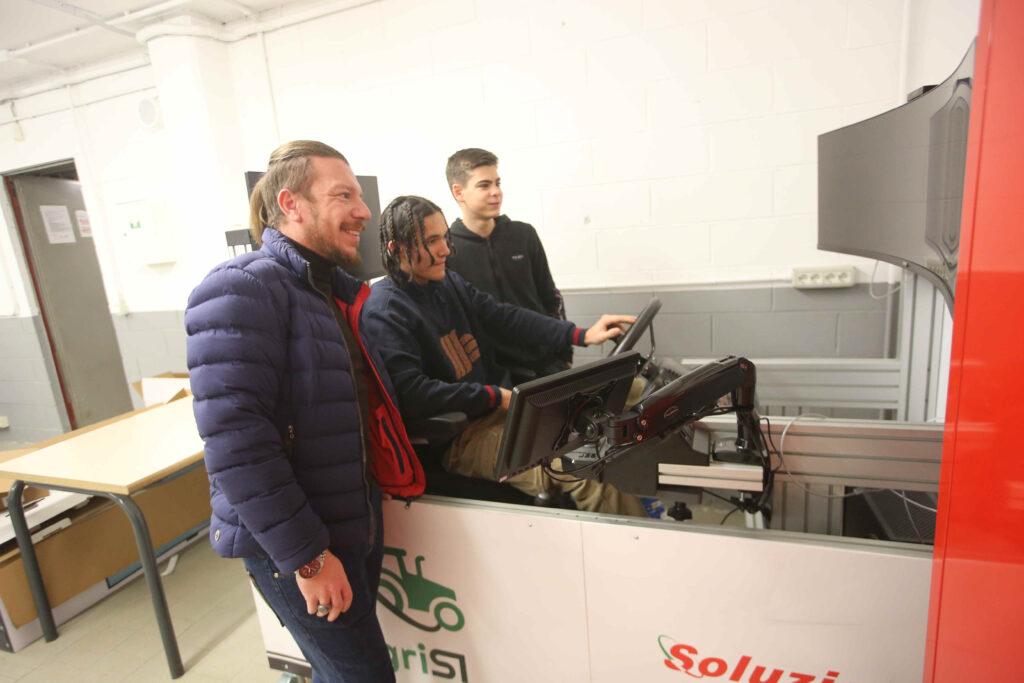 Il trattore dell'istituto Mapelli di Monza e il simulatore