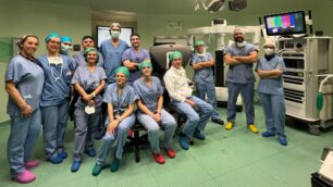 Monza Ospedale Irccs San Gerardo Chirurgia Robotica: l'équipe operatoria con il prof. Landoni (seduto al centro)