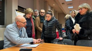 La raccolta firme di M5S a San Rocco di Monza