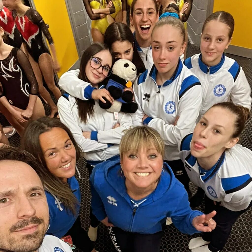 Ginnastica Sampietrina Selfie ginnaste e staff ad Arcore 2024